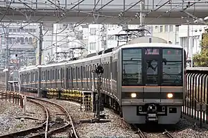 京橋駅に到着する207系による快速列車(2012年3月)