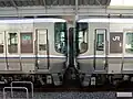 5000番台（右）と兄弟車であるJR四国5000系電車（左）との連結部。貫通幌を使用している。