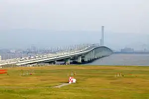 関西国際空港連絡橋を渡る特急「はるか」(2011年5月17日 りんくうタウン駅 - 関西空港駅間)