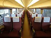 優等列車(特急)用旅客車の一例、JR西日本683系の普通車車内