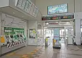 改札口と自動券売機(2022年5月)
