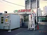 初期のJRバス新宿駅（1990年2月）。奥の103系は埼京線用。
