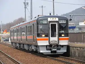 小泉駅に入線するキハ75形気動車