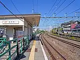 ホーム。右側の線路は中央本線（2022年10月）