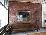 新駅舎内にある旧駅舎のベンチと跨線橋の柱（2008年4月）