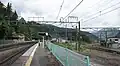 構内。左から2番線、1番線でその次に貨物用に残された線路があり一番右にあるのが駅舎。奥が笹子方面、手前が大月方面である（2021年5月）