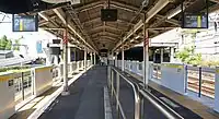 ホーム(左端に首都高速4号新宿線、右端に中央線快速の線路がある)