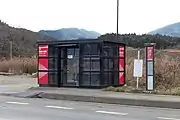 一般道上に設置されていた時代のBRT駅舎（気仙沼方面、2017年12月）