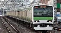 電車では大都市圏向けと地域輸送向けに二分され、装備や仕様は大きく異なり、輸送力の差が大きく表れる。左:大都市圏向けのE231系500番台右:地域輸送向けの125系