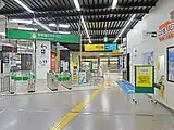 のりかえ口（左）と在来線改札口（右）