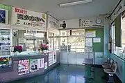 改札口と切符売り場（2023年4月）