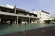 以前のJR東口と都営地下鉄出入口（2010年8月）