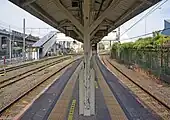 鶴見線ホーム（跨線橋左側が南武線浜川崎駅、右側がJFEスチール東日本製鉄所）（2022年4月）