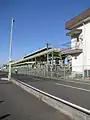 地上ホーム(1番線)と高架ホーム(2番線)を上野方道路から見る。(2008年1月)