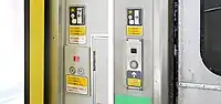 乗客用開閉スイッチの例。JR北海道731系電車(内・外)