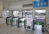 西口改札（2022年4月）