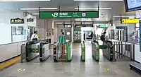 JR改札口。中央の袋で覆われている機器は乗車駅証明書発行機（2021年5月）