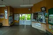 駅舎内(2012年5月、窓口付近)