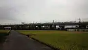 整然と区画された田園地帯を関西空港自動車道と並走する。