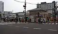 左：使用停止された仮駅舎中央奥：高架化された新駅舎の入り口右：保存された2代目駅舎