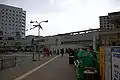 駅前交差点から2代目駅舎、高架、仮駅舎を望む（2010年3月）