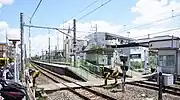 ホーム全景と構内踏切（2021年5月）