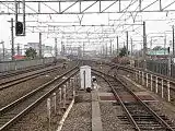ホームから笠寺駅方向を望む。手前のY字型の路線は保線車両留置線（2007年1月）