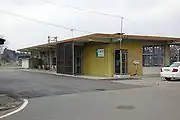 塗り直し前の駅舎(2009年4月)