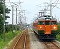 駒形駅から前橋駅までの複線区間を走る115系電車（2010年7月31日）