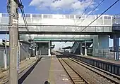 ホームホーム跨線橋と南北自由通路が交差している。(2022年2月)
