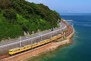 瀬戸内海沿岸を走行する115系の普通列車(2022年10月 神代駅 - 大畠駅間)