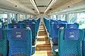 普通車車内。前方青色カバーの座席は指定席、後方白色カバーは自由席。