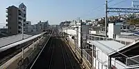 JR線塩屋駅（左）に隣接する山陽塩屋駅