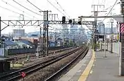 尻手駅構内の立川方面を見る。一番奥が尻手短絡線の待避線、その手前が尻手短絡線の本線となっておりその先で合流して単線となり尻手短絡線として新鶴見信号場に繋がっている。（2010年4月）