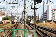 尻手駅構内の川崎・浜川崎方面を見る。左側2線は南武線、右側の一番奥が尻手短絡線の待避線、その手前が尻手短絡線の本線。さらに手前が浜川崎支線発着線（3番線）となっている。（2010年4月）