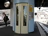 改札階とホーム階を結ぶエレベーターは扉が曲面になっている