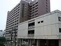 手前の建物は旧外来棟、左奥の建物は中央病棟(2007年撮影、旧外来棟は撤去され、跡地にはJR南新宿ビルが建っている)
