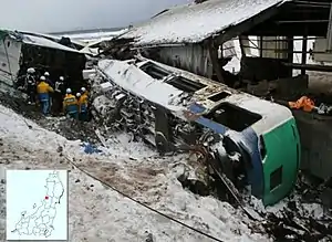 堆肥舎に激突した先頭車両