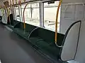 扉間の座席