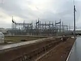 隣接する、本線架線への変電設備（2014年3月9日）