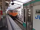 同一ホームに縦列停車する舞鶴線の列車（奥）と小浜線の列車（2008年）