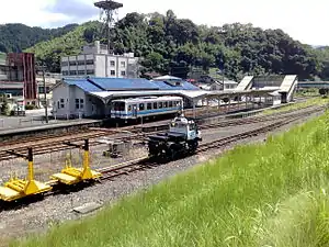 石見川本駅に停車中のキハ120形による列車(2008年9月8日)