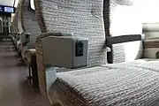 肘掛に設置されているモバイル用コンセント