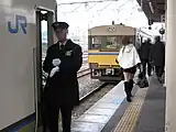 3番のりば（現：4番のりば）に縦列停車する丹波路快速（手前：大阪行き）と普通（奥：福知山行き）