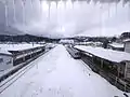 跨線橋から見た大鰐温泉駅(左)と大鰐駅(右)