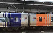 パンタグラフ、台車とパンタグラフ台座とのワイヤー、避雷器などが撤去された8502（右）（2011年5月20日 / 高松駅）