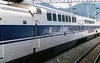100系食堂車168-2(手前ダブルデッカー)