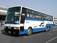 三菱ふそう・エアロクィーンWの3軸車(JRバス関東)