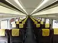 R26編成12号車車内。荷物棚の支柱が省略されて車内見付けがすっきりとしている。