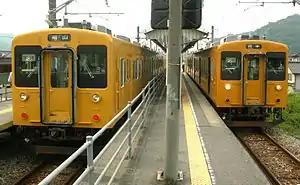 電化区間用105系電車(横尾駅、2011年7月31日)